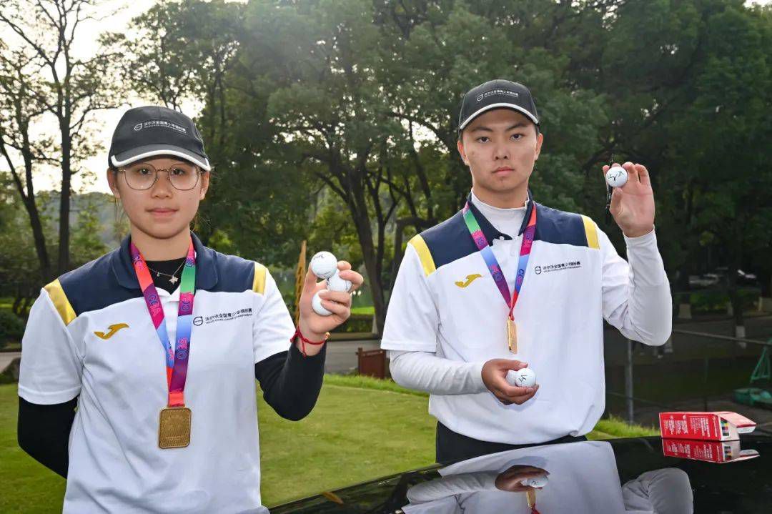 沃恩（杰弗里·迪恩·摩根饰）为拯救病重女儿被迫成劫匪，与同伴（戴夫·巴蒂斯塔饰）掳掠了赌场年夜亨教皇（罗伯特·德尼罗）300万美金。不意策应的同伙临阵脱逃，他们被迫劫持了一辆载着妊妇、小孩、白叟等一众乘客的巴士。在全美及媒体的时刻存眷下，他们遭到了以克丽丝为首的特警追捕，与此同时，赌场派来的杀手也在步步迫近……面临掉控的场合排场、乘客安危和病院缴费刻日，沃恩可否在12小时内挑战不成能，在疯狞恶走的火伴、接连不竭的特警进犯中成功拿走巨额劫款并解救人质生命？